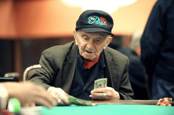 Как игра в покер влияет на наш мозг?
