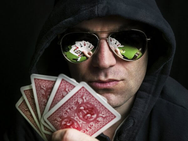 Как игра в покер влияет на наш мозг?